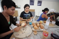 Lunes 11 de octubre. El artista japonés Masafumi Hosumi trabaja junto con los aprendices y estudiantes de la escuela de artes plásticas de la UNICACH en el simposium internacional de escultura que se realiza durante esta semana en esta ciudad.