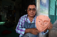 Viernes 6 de enero del 2017. Chiapa de Corzo. Las hábiles manos de los artesanos chiapanecas elaboran las mascaras y monteras de ixtle de los danzantes Parachicos Viernes 6 de enero del 2017. Chiapa de Corzo. Las hábiles manos de los artesanos chiapanecas elaboran las mascaras y monteras de ixtle de los danzantes Parachicos
