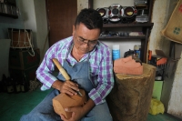 Viernes 6 de enero del 2017. Chiapa de Corzo. Las hábiles manos de los artesanos chiapanecas elaboran las mascaras y monteras de ixtle de los danzantes Parachicos