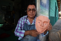 Viernes 6 de enero del 2017. Chiapa de Corzo. Las hábiles manos de los artesanos chiapanecas elaboran las mascaras y monteras de ixtle de los danzantes Parachicos