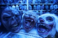 Lunes 18 de octubre. La perdida de las tradiciones y ritos de la cultura Tuxtleca se encuentra extraviado los pasillos entre pospuestos de los  locatarios de los mercados de la ciudad, donde es posible adquirir mascaras de plástico, vestidos de brujas y a