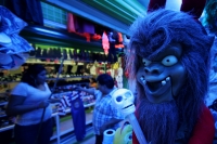Lunes 18 de octubre. La perdida de las tradiciones y ritos de la cultura Tuxtleca se encuentra extraviado los pasillos entre pospuestos de los locatarios de los mercados de la ciudad, donde es posible adquirir mascaras de plástico, vestidos de brujas y a Lunes 18 de octubre. La perdida de las tradiciones y ritos de la cultura Tuxtleca se encuentra extraviado los pasillos entre pospuestos de los locatarios de los mercados de la ciudad, donde es posible adquirir mascaras de plástico, vestidos de brujas y a