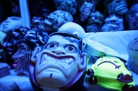 Lunes 18 de octubre. La perdida de las tradiciones y ritos de la cultura Tuxtleca se encuentra extraviado los pasillos entre pospuestos de los  locatarios de los mercados de la ciudad, donde es posible adquirir mascaras de plástico, vestidos de brujas y a