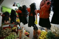 Lunes 18 de octubre. La perdida de las tradiciones y ritos de la cultura Tuxtleca se encuentra extraviado los pasillos entre pospuestos de los  locatarios de los mercados de la ciudad, donde es posible adquirir mascaras de plástico, vestidos de brujas y a
