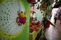 Lunes 18 de octubre. La perdida de las tradiciones y ritos de la cultura Tuxtleca se encuentra extraviado los pasillos entre pospuestos de los  locatarios de los mercados de la ciudad, donde es posible adquirir mascaras de plástico, vestidos de brujas y a