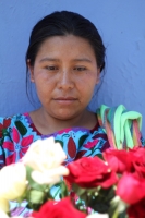Martes 5 de mayo del 2015. Tuxtla Gutiérrez. Día de las Madres. Matilde, como muchas madres indígenas de las comunidades de San Lorenzo Zinacantan migra hacia las urbes del sureste de México , siempre acompañada de sus pequeños hijos para vender la produc