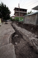 Miércoles 2 de mayo del 2012. Los trabajos de rehabilitación de la tubería del drenaje en las colonias del lado norte oriente de la ciudad continúan sin que los trabajadores de obras públicas municipales los atiendan.