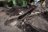 Miércoles 2 de mayo del 2012. Los trabajos de rehabilitación de la tubería del drenaje en las colonias del lado norte oriente de la ciudad continúan sin que los trabajadores de obras públicas municipales los atiendan.