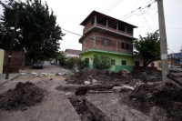 Miércoles 2 de mayo del 2012. Los trabajos de rehabilitación de la tubería del drenaje en las colonias del lado norte oriente de la ciudad continúan sin que los trabajadores de obras públicas municipales los atiendan.