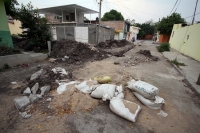 Miércoles 2 de mayo del 2012. Los trabajos de rehabilitación de la tubería del drenaje en las colonias del lado norte oriente de la ciudad continúan sin que los trabajadores de obras públicas municipales los atiendan.