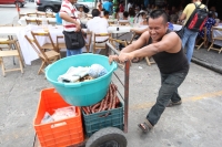 Sábado 5 de mayo del 2012. Con una modesta fiesta, los locatarios del mercado 5 de Mayo celebran este día.