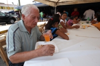 Sábado 5 de mayo del 2012. Con una modesta fiesta, los locatarios del mercado 5 de Mayo celebran este día.