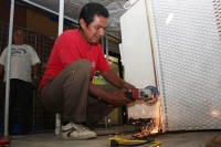 Los locatarios del Nuevo Mercado Juan Sabines llevan el equipo y enseres para las instalaciones recién remodeladas y dejan libre la plaza central de la ciudad la cual también será remodelada .