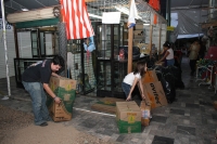 Los locatarios del Nuevo Mercado Juan Sabines llevan el equipo y enseres para las instalaciones recién remodeladas y dejan libre la plaza central de la ciudad la cual también será remodelada .