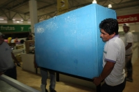 Los locatarios del Nuevo Mercado Juan Sabines llevan el equipo y enseres para las instalaciones recién remodeladas y dejan libre la plaza central de la ciudad la cual también será remodelada .
