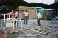 Los locatarios del Nuevo Mercado Juan Sabines llevan el equipo y enseres para las instalaciones recién remodeladas y dejan libre la plaza central de la ciudad la cual también será remodelada .