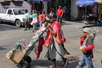 Domingo 4 de diciembre del 2016. Tuxtla Gutiérrez. La venta de figuras de yeso de imágenes religiosas se incrementa durante la temporada de fin de año