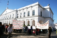 Indígenas y locatarios de los mercados del Norte y del Castillo Tielmans de la ciudad de San Cristóbal de las Casas, se manifiestan este medio día por las avenidas de esta colonial ciudad para protestar y exigir a las autoridades que no se lleve a cabo la