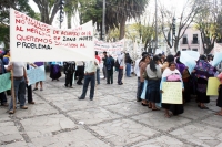 Indígenas y locatarios de los mercados del Norte y del Castillo Tielmans de la ciudad de San Cristóbal de las Casas, se manifiestan este medio día por las avenidas de esta colonial ciudad para protestar y exigir a las autoridades que no se lleve a cabo la