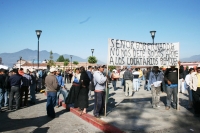 Indígenas y locatarios de los mercados del Norte y del Castillo Tielmans de la ciudad de San Cristóbal de las Casas, se manifiestan este medio día por las avenidas de esta colonial ciudad para protestar y exigir a las autoridades que no se lleve a cabo la