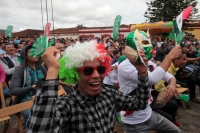 Domingo 17 de junio del 2018. San Cristóbal de las Casas. Los aficionados al fut bol se reúnen en la plaza del atrio de la Catedral de San Cristóbal donde disfrutan del partido entre México y Alemania
