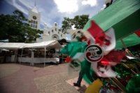 Martes 31 de agosto. La ciudad de Tuxtla continua vistiéndose con los colores patrios al empezar a acercarse las fechas conmemorativas de septiembre.