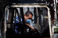 Viernes 4 de diciembre del 2015. Chiapa de Corzo. Peritos de la PGJE-Chiapas investigan el incendio donde se afectara una docena de microbuses que prestan el servicio de transporte colectivo hacia la capital del estado de Chiapas.