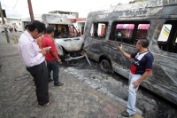 Viernes 4 de diciembre del 2015. Chiapa de Corzo. Peritos de la PGJE-Chiapas investigan el incendio donde se afectara una docena de microbuses que prestan el servicio de transporte colectivo hacia la capital del estado de Chiapas. Viernes 4 de diciembre del 2015. Chiapa de Corzo. Peritos de la PGJE-Chiapas investigan el incendio donde se afectara una docena de microbuses que prestan el servicio de transporte colectivo hacia la capital del estado de Chiapas.