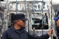 Viernes 4 de diciembre del 2015. Chiapa de Corzo. Peritos de la PGJE-Chiapas investigan el incendio donde se afectara una docena de microbuses que prestan el servicio de transporte colectivo hacia la capital del estado de Chiapas.