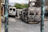 Viernes 4 de diciembre del 2015. Chiapa de Corzo. Peritos de la PGJE-Chiapas investigan el incendio donde se afectara una docena de microbuses que prestan el servicio de transporte colectivo hacia la capital del estado de Chiapas. Viernes 4 de diciembre del 2015. Chiapa de Corzo. Peritos de la PGJE-Chiapas investigan el incendio donde se afectara una docena de microbuses que prestan el servicio de transporte colectivo hacia la capital del estado de Chiapas.