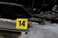 Viernes 4 de diciembre del 2015. Chiapa de Corzo. Peritos de la PGJE-Chiapas investigan el incendio donde se afectara una docena de microbuses que prestan el servicio de transporte colectivo hacia la capital del estado de Chiapas.