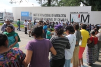 Los familiares de los migrantes desaparecidos en el transito a los EEUU realizan una protesta simbólica en las instalaciones de INM de la ciudad de Tapachula durante la Caravana Paso a Paso para la Paz este medio día.