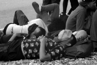20220803. Tuxtla G. Migrantes esperan el tramite de permiso provicional en la estaciÃ³n El CupapÃ©.