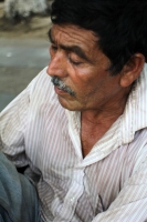 Jueves 28 de mayo del 2015. Tuxtla Gutiérrez. Un migrante guatemalteco describe la odisea vivida en las cercanías de Córdova, Veracruz cuando varios “mareros” lo aventaran del tren al negarse a pagar el dinero exigido para poder continuar hacia el norte. 