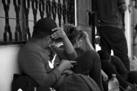 20210415. Tuxtla G. Migrantes centroamericanos son asaltados y abandonados en la capital chiapaneca, continúan su viaje después de recibir la ayuda de colonos en el poniente de la ciudad