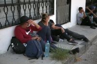 20210415. Tuxtla G. Migrantes centroamericanos son asaltados y abandonados en la capital chiapaneca, continúan su viaje después de recibir la ayuda de colonos en el poniente de la ciudad