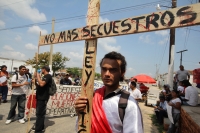 Jueves 21 de abril. Arriaga. Por segundo día continua el Viacrucis organizado por organizaciones de ayuda a migrantes en las vías del tren en la ciudad de Arriaga, Chiapas. Esta representación de la Pasión de Cristo inicio el día de ayer en Tecun Uman, Gu