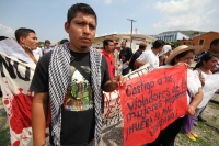 Jueves 21 de abril. Arriaga. Por segundo día continua el Viacrucis organizado por organizaciones de ayuda a migrantes en las vías del tren en la ciudad de Arriaga, Chiapas. Esta representación de la Pasión de Cristo inicio el día de ayer en Tecun Uman, Gu