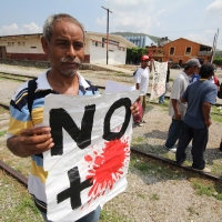 Jueves 21 de abril. Arriaga. Por segundo día continua el Viacrucis organizado por organizaciones de ayuda a migrantes en las vías del tren en la ciudad de Arriaga, Chiapas. Esta representación de la Pasión de Cristo inicio el día de ayer en Tecun Uman, Gu
