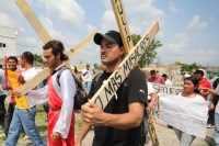 Jueves 21 de abril. Arriaga. Por segundo día continua el Viacrucis organizado por organizaciones de ayuda a migrantes en las vías del tren en la ciudad de Arriaga, Chiapas. Esta representación de la Pasión de Cristo inicio el día de ayer en Tecun Uman, Gu