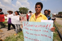 Jueves 21 de abril. Arriaga. Por segundo día continua el Viacrucis organizado por organizaciones de ayuda a migrantes en las vías del tren en la ciudad de Arriaga, Chiapas. Esta representación de la Pasión de Cristo inicio el día de ayer en Tecun Uman, Gu