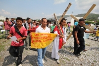 Jueves 21 de abril. Arriaga. Por segundo día continua el Viacrucis organizado por organizaciones de ayuda a migrantes en las vías del tren en la ciudad de Arriaga, Chiapas. Esta representación de la Pasión de Cristo inicio el día de ayer en Tecun Uman, Gu