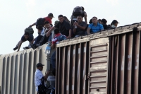 Martes 23 de julio del 2013. Arriaga, Chiapas. La vÃspera de este dÃa, jóvenes centroamericanos corren sobre las vÃas del tren para alcanzar los vagones que los llevara a continuar su tránsito hacia la frontera norte. Martes 23 de julio del 2013. Arriaga, Chiapas. La vÃspera de este dÃa, jóvenes centroamericanos corren sobre las vÃas del tren para alcanzar los vagones que los llevara a continuar su tránsito hacia la frontera norte.