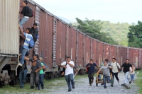 Martes 23 de julio del 2013. Arriaga, Chiapas. La víspera de este día, jóvenes centroamericanos corren sobre las vías del tren para alcanzar los vagones que los llevara a continuar su tránsito hacia la frontera norte.