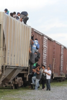 Martes 23 de julio del 2013. Arriaga, Chiapas. La víspera de este día, jóvenes centroamericanos corren sobre las vías del tren para alcanzar los vagones que los llevara a continuar su tránsito hacia la frontera norte.