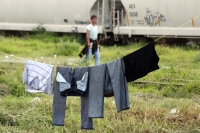 Viernes 13 de julio del 2012. Arriaga, Chiapas. La pausa del tiempo rompe su melancolía en los poblados cercanos a Arriaga, el cual despierta de su letargo provinciano cada vez que se corre el rumor de la llegada del Tren mientras que los migrantes salen 