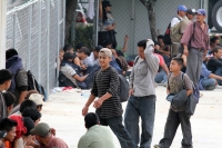 Martes 17 de mayo. Más de 500 centroamericanos y tres asiáticos fueron restados del interior de dos tráileres, los cuales viajaban en las cercanÃas de la ciudad de Tuxtla Gutiérrez, los migrantes permanecen en las instalaciones de la ProcuradurÃa General Martes 17 de mayo. Más de 500 centroamericanos y tres asiáticos fueron restados del interior de dos tráileres, los cuales viajaban en las cercanÃas de la ciudad de Tuxtla Gutiérrez, los migrantes permanecen en las instalaciones de la ProcuradurÃa General