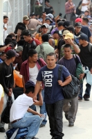 Martes 17 de mayo. Más de 500 centroamericanos y tres asiáticos fueron restados del interior de dos tráileres, los cuales viajaban en las cercanÃas de la ciudad de Tuxtla Gutiérrez, los migrantes permanecen en las instalaciones de la ProcuradurÃa General Martes 17 de mayo. Más de 500 centroamericanos y tres asiáticos fueron restados del interior de dos tráileres, los cuales viajaban en las cercanÃas de la ciudad de Tuxtla Gutiérrez, los migrantes permanecen en las instalaciones de la ProcuradurÃa General