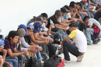 Martes 17 de mayo. Más de 500 centroamericanos y tres asiáticos fueron restados del interior de dos tráileres, los cuales viajaban en las cercanías de la ciudad de Tuxtla Gutiérrez, los migrantes permanecen en las instalaciones de la Procuraduría General 