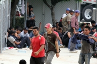 Martes 17 de mayo. Más de 500 centroamericanos y tres asiáticos fueron restados del interior de dos tráileres, los cuales viajaban en las cercanías de la ciudad de Tuxtla Gutiérrez, los migrantes permanecen en las instalaciones de la Procuraduría General 